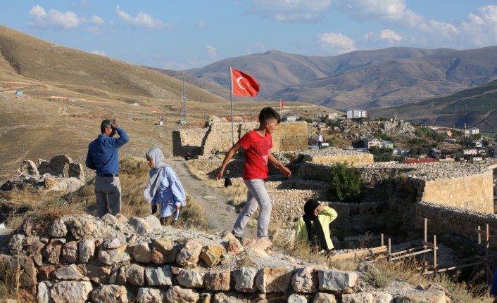 Bayburt Kalesi'nde ziyaretçi yoğunluğu