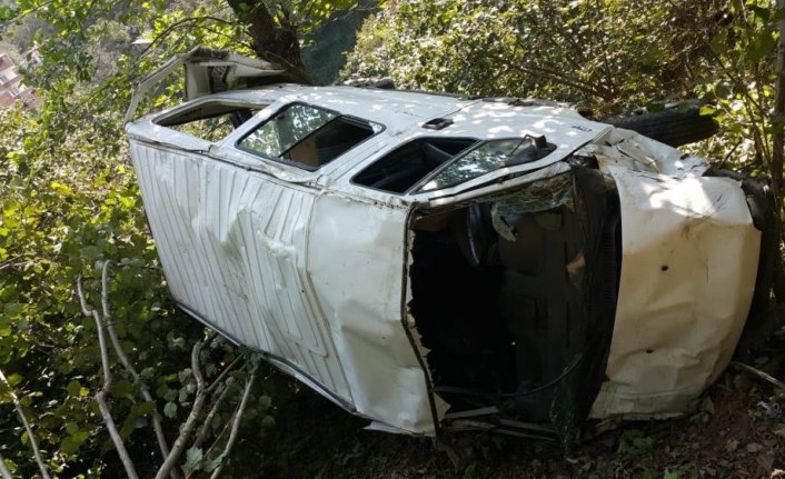 Giresun'da minibüs uçuruma devrildi: 1 ölü, 1 yaralı