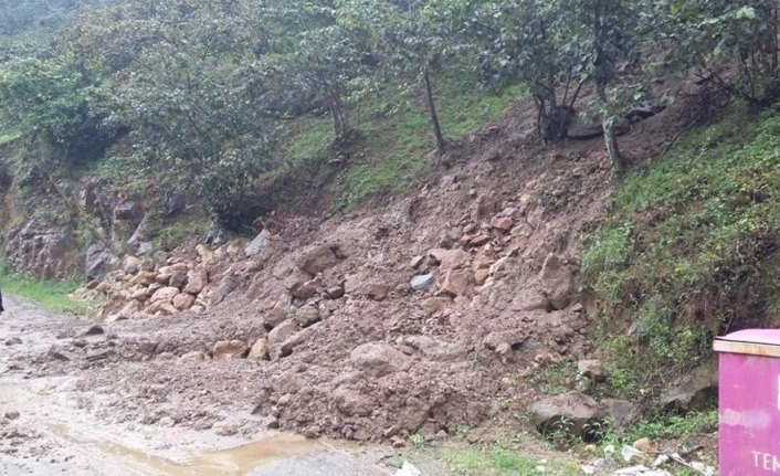 Giresun'da üç köy yolunda heyelan meydana geldi