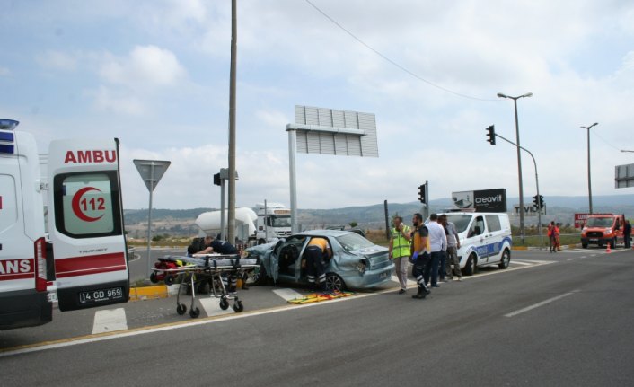 Kamyonet ile otomobil çarpıştı: 5 yaralı