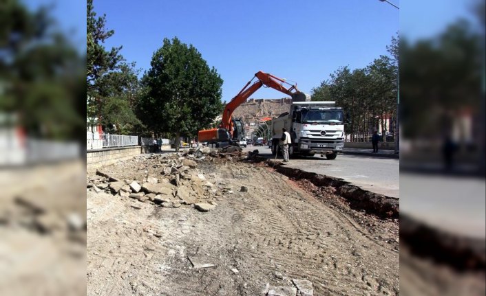 Bayburt'ta Cumhuriyet Caddesi yenileniyor