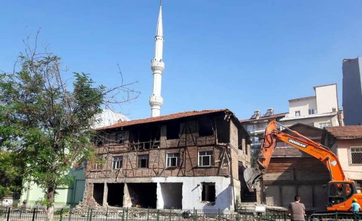 Niksar'da 20 yıldır yıkılamayan bina yıkıldı