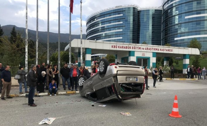 Karabük'te trafik kazası güvenlik kamerasına yansıdı