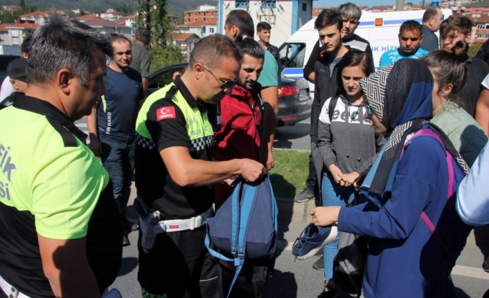 Otomobilin çarptığı iki öğrenci yaralandı