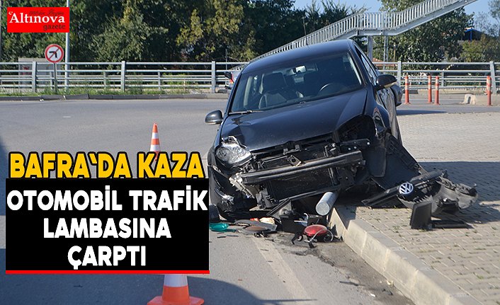 Trafik lambası direğine çarptı