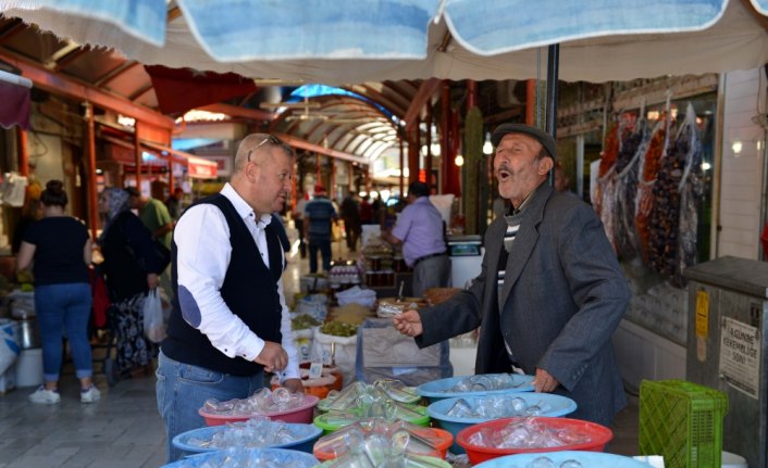 Yarım asırdır ekmeğini bardak satarak kazanıyor