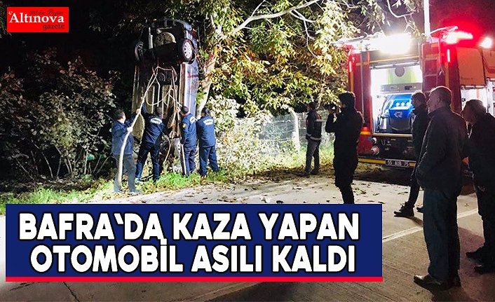 Bafra`da kaza yapan otomobil asılı kaldı