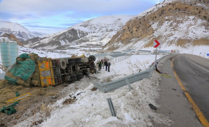 Bayburt'ta kamyon uçuruma devrildi: 1 yaralı