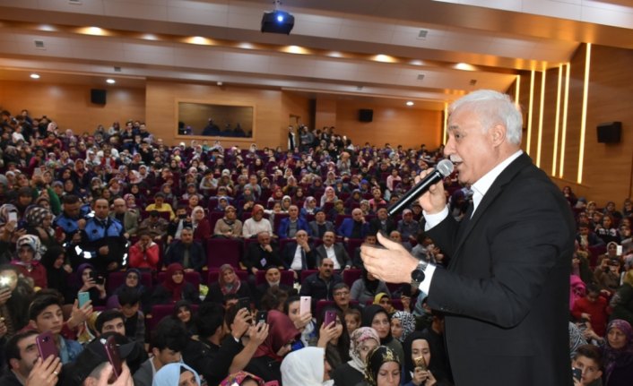 Nihat Hatipoğlu Boyabat'ta konferans verdi