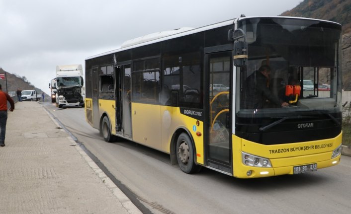 Trabzon'da belediye otobüsüyle tır çarpıştı: 9 yaralı