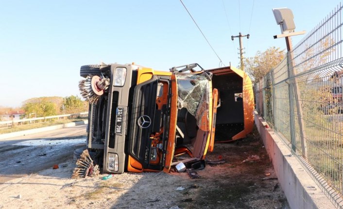 Yol süpürme kamyonu ile maden yüklü tır çarpıştı: 2 yaralı