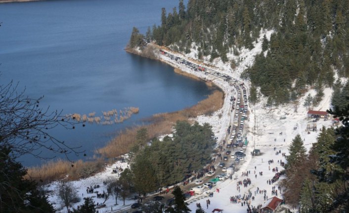 Abant Tabiat Parkı'na ziyaretçi akını