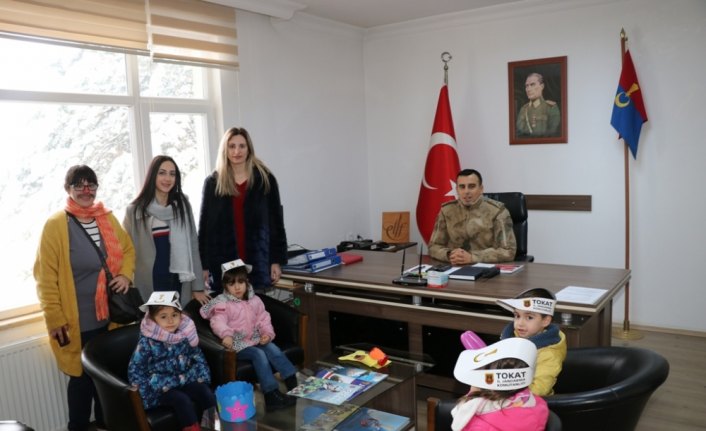 Anaokulu öğrencilerinin jandarmayı ziyaret proğramı