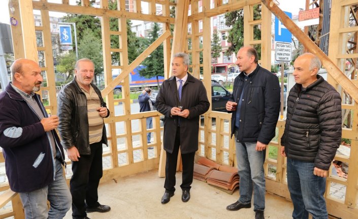 Arhavi'de taksi durakları yöresel mimariyle yenileniyor