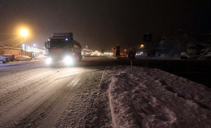 Düzce'de kar yağışı etkili oluyor