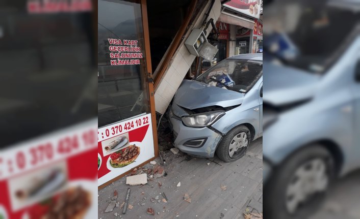 Karabük'te otomobil iş yerine girdi: 1 yaralı