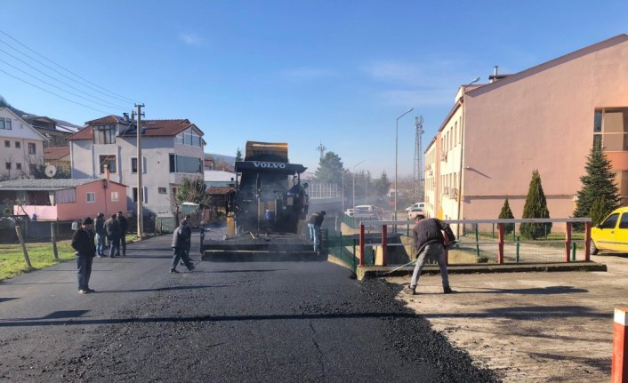 Kaynaşlı'da asfalt çalışması yürütülüyor