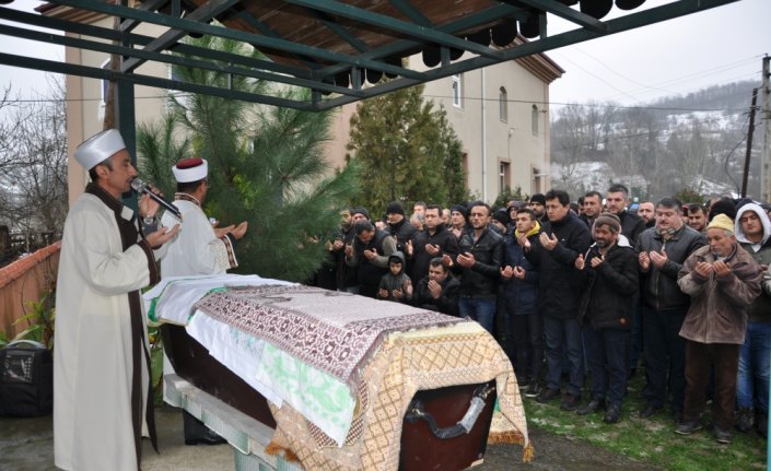 Maden ocağında gazdan etkilenerek ölen işçi defnedildi