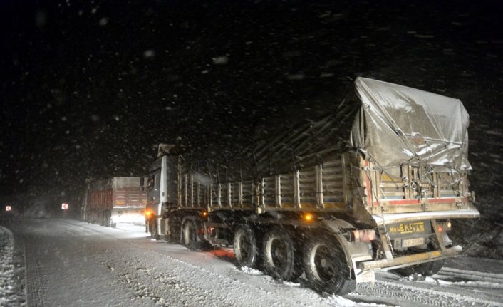 Tokat'ta ulaşıma kar engeli