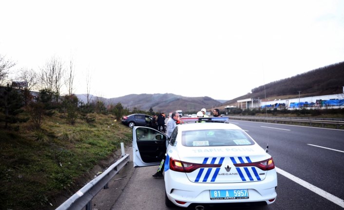 Anadolu Otoyolu'nda otomobil devrildi: 3 yaralı