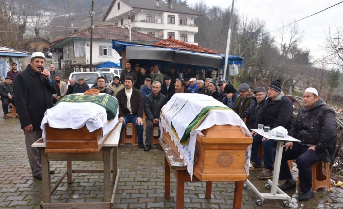 Aynı gün ölen yaşlı çift toprağa verildi