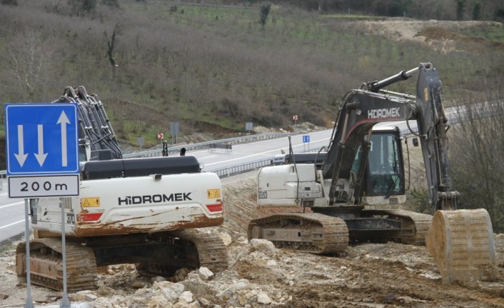 Düzce'de heyelan nedeniyle yolun trafiğe kapatılması