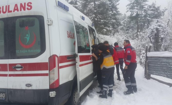 Yoğun kar yağışına rağmen yaşlı kişiyi hastaneye ulaştırdılar