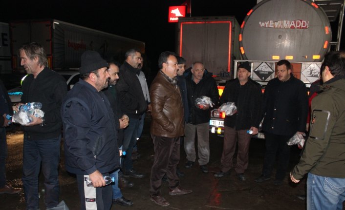 Yolda mahsur kalan tır sürücülerine kaymakamlıktan kumanya