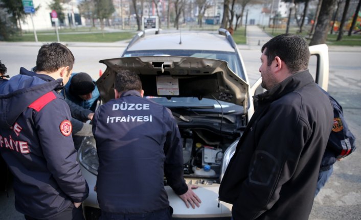 Motora sıkışan yavru kediyi sahiplendi