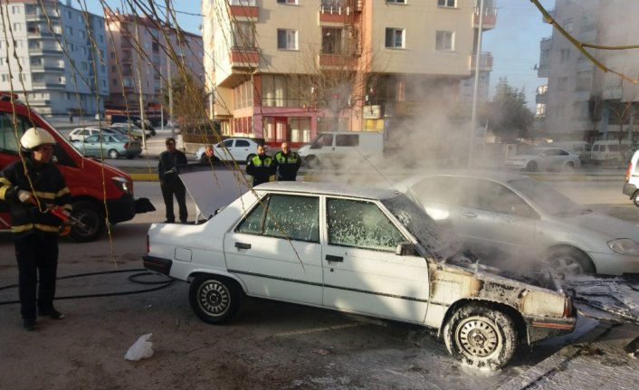 Park halindeki otomobil alev aldı