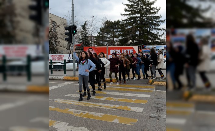 Yaya geçidinde halk oyunu oynadılar