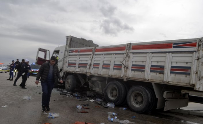 Amasya'da yolcu otobüsü ile kamyon çarpıştı: 15 yaralı