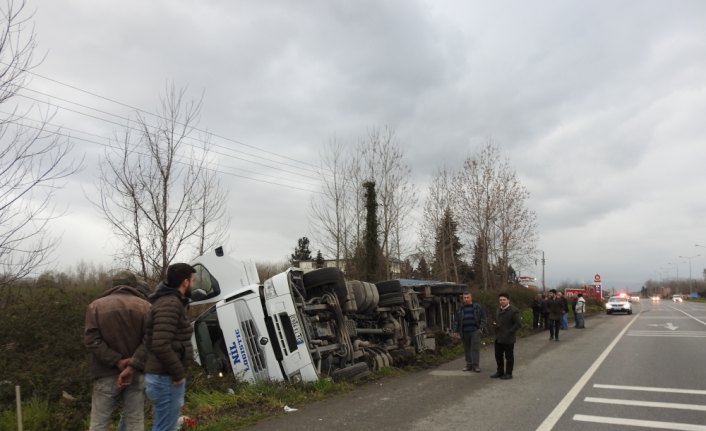 Devrilen tırın sürücüsü kazayı yara almadan atlattı