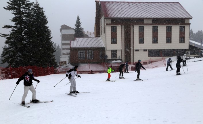 Ilgaz'da tatilcilerin kayak keyfi