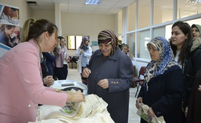 Safranbolu'da bez çanta dağıtıldı