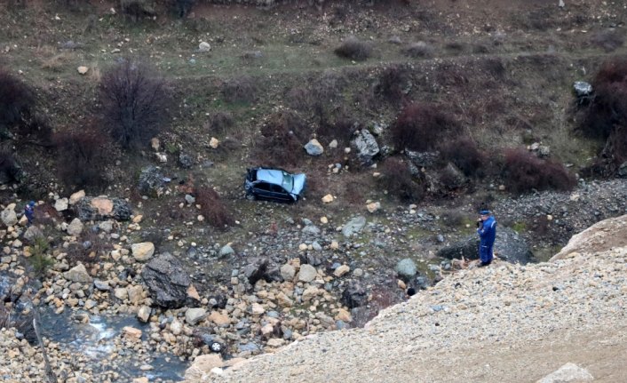 Uçuruma yuvarlanan otomobildeki 2 kişi hayatını kaybetti