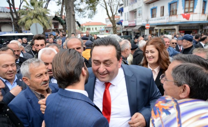 Belediye başkanlığını devralıp makam kapısını söktü