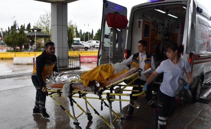 Denizde boğulma tehlikesi geçiren kadını polis kurtardı