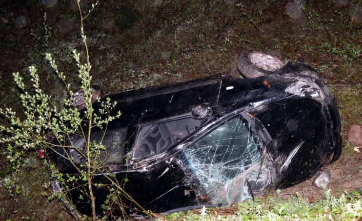 Devrilen otomobilde sıkışan sürücüyü itfaiye ekipleri kurtardı