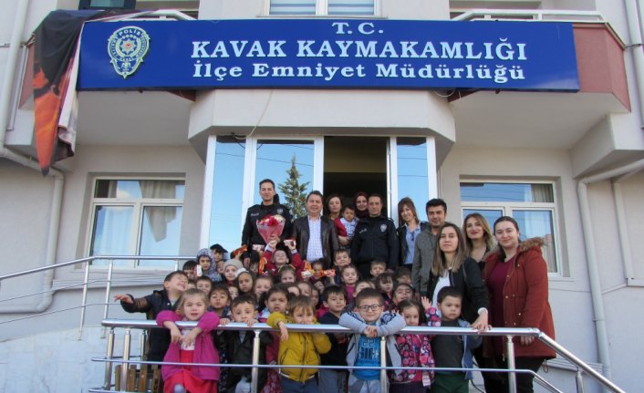 Kavak'ta minik öğrencilerden Emniyet Müdürlüğüne ziyaret