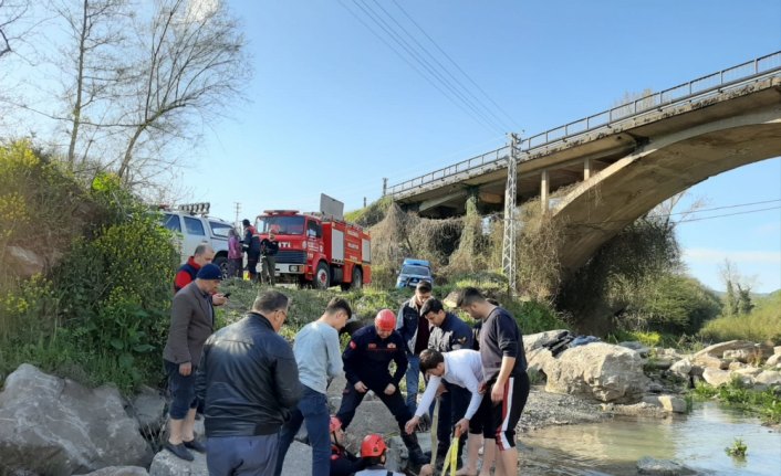 Kayalıklara sıkışan buzağı kurtarıldı