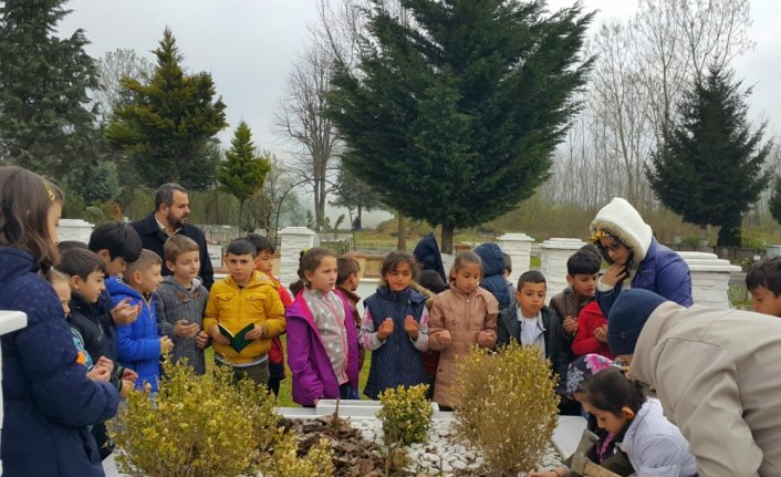 Öğrenciler hayırsever iş adamının kabrini ziyaret etti