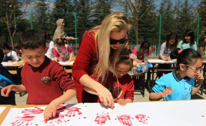 Öğrenciler meyve ve sebzelerden elde ettikleri boyalarla resim yaptı