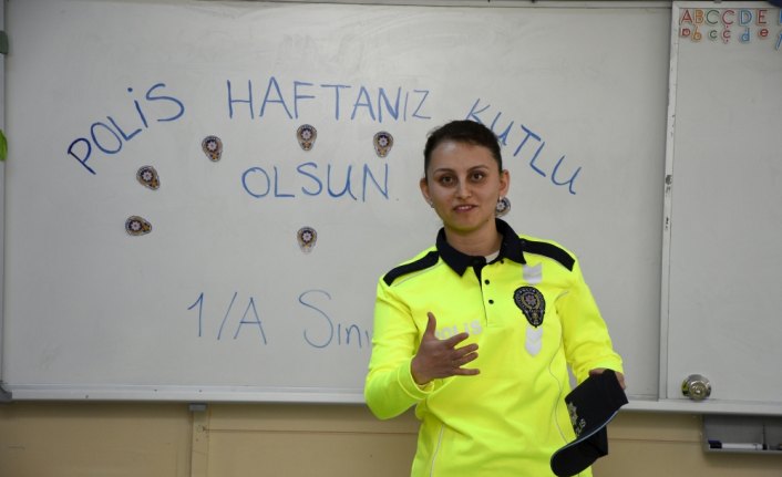 Öğretmenler polis üniformasıyla ders anlattı