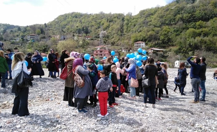 Otizme dikkati çekmek için mavi balon uçurdular