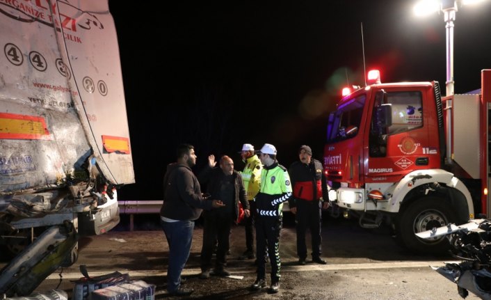 Otoyolda tanker ile tır çarpıştı: 1 yaralı