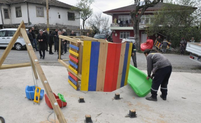 Yıkılan çocuk parkını belediye yeniledi