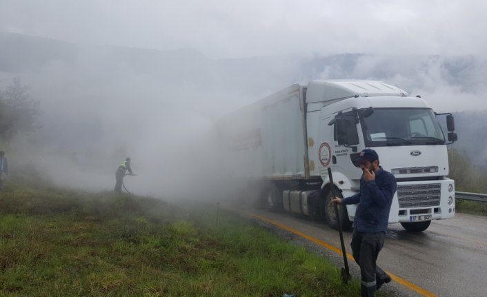 Kastamonu'da hareket halindeki tırın dorsesi yandı