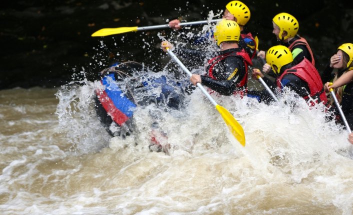 Arap turistlerin rafting heyecanı