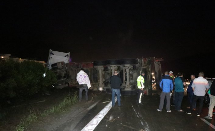 Bolu'da hurda yüklü tırın dorsesi devrildi ulaşım aksadı